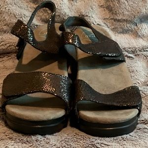 Dansko women’s sandals size 37/7 metallic shimmer Velcro closure straps